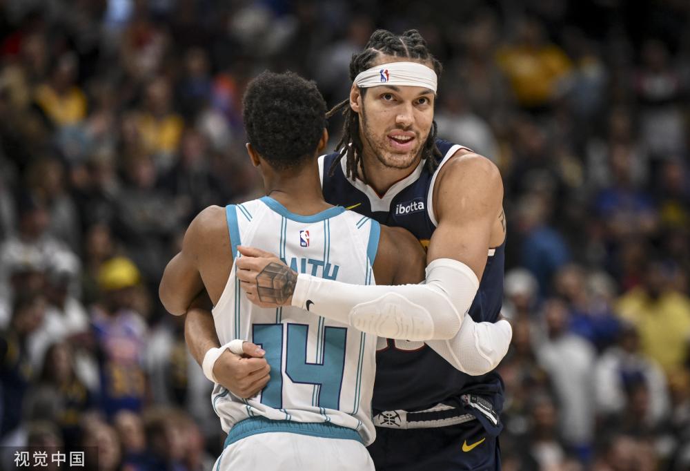 并在进攻端 并在进攻端