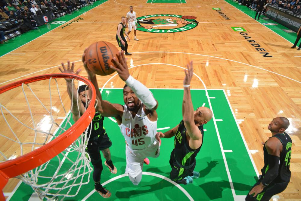 英格拉姆表现抢眼，第三节独得11分（英格拉姆第三节爆发，独取11分）